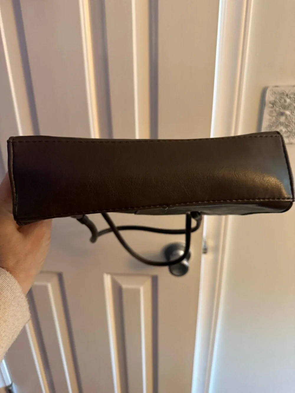 Sag Harbor Classic Brown Leather Shoulder Bag - Picture 4 of 5